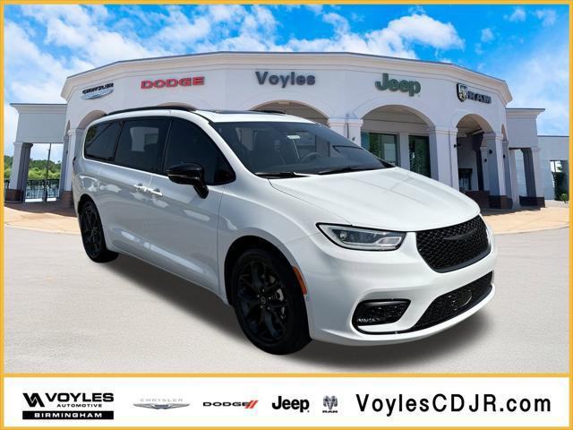 2026 Chrysler Pacifica Limited's photo