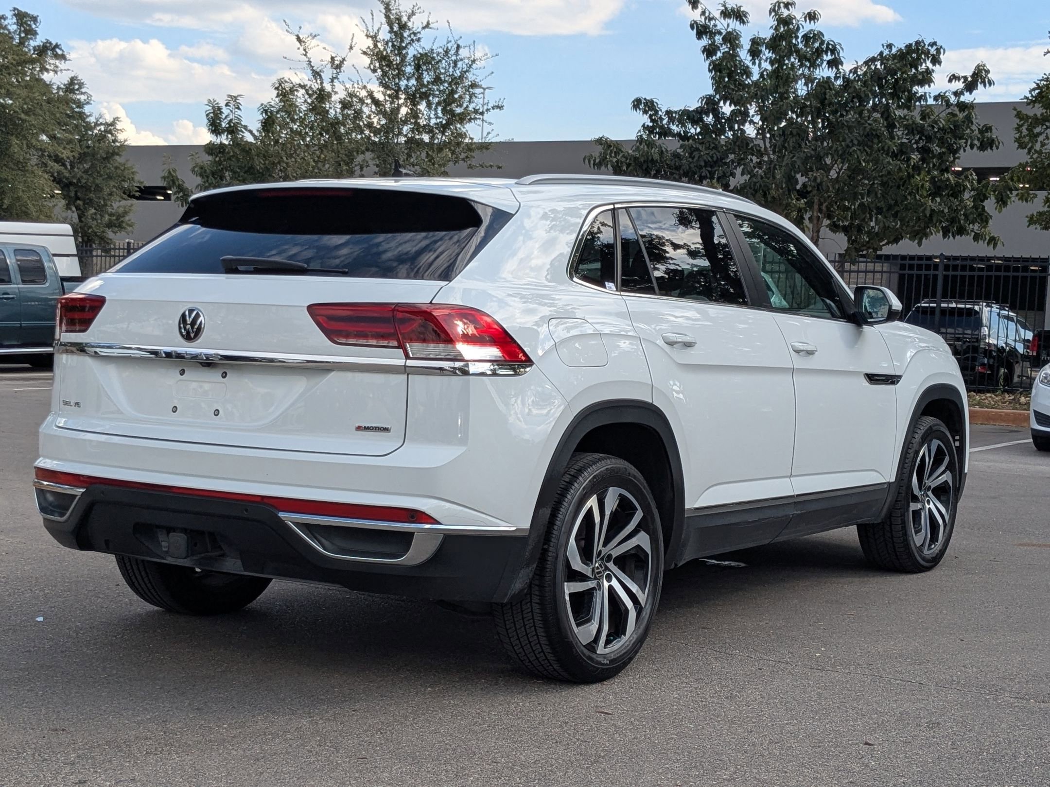 2022 Volkswagen Atlas Cross Sport V6 SEL photo 2