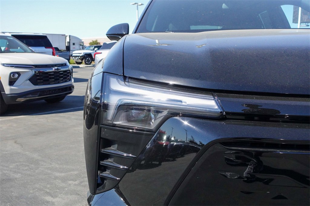 2025 Chevrolet Blazer photo 2