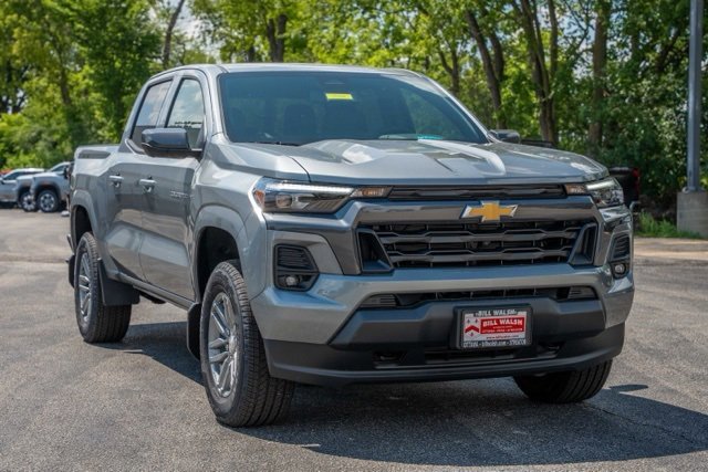 2025 Chevrolet Colorado Work Truck LT photo 2