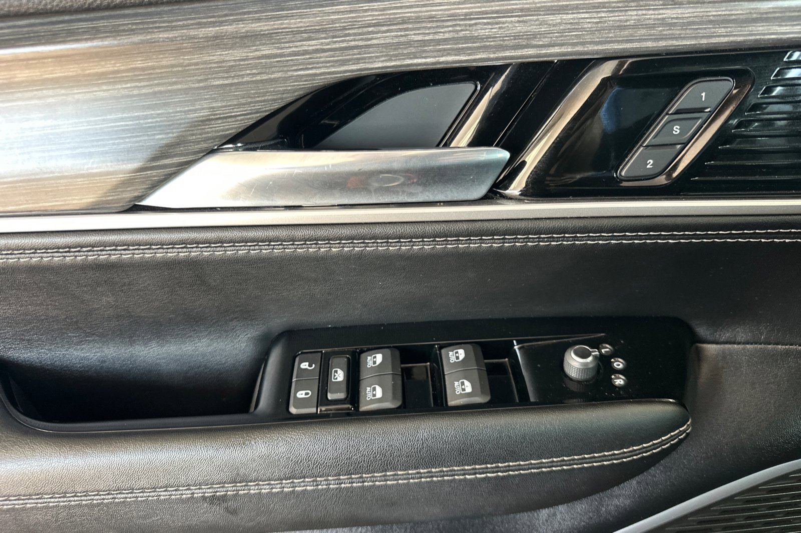 2023 Jeep Wagoneer L Series II photo 11