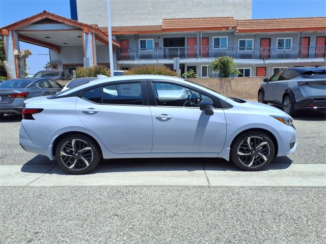 2025 Nissan Versa SR photo 4