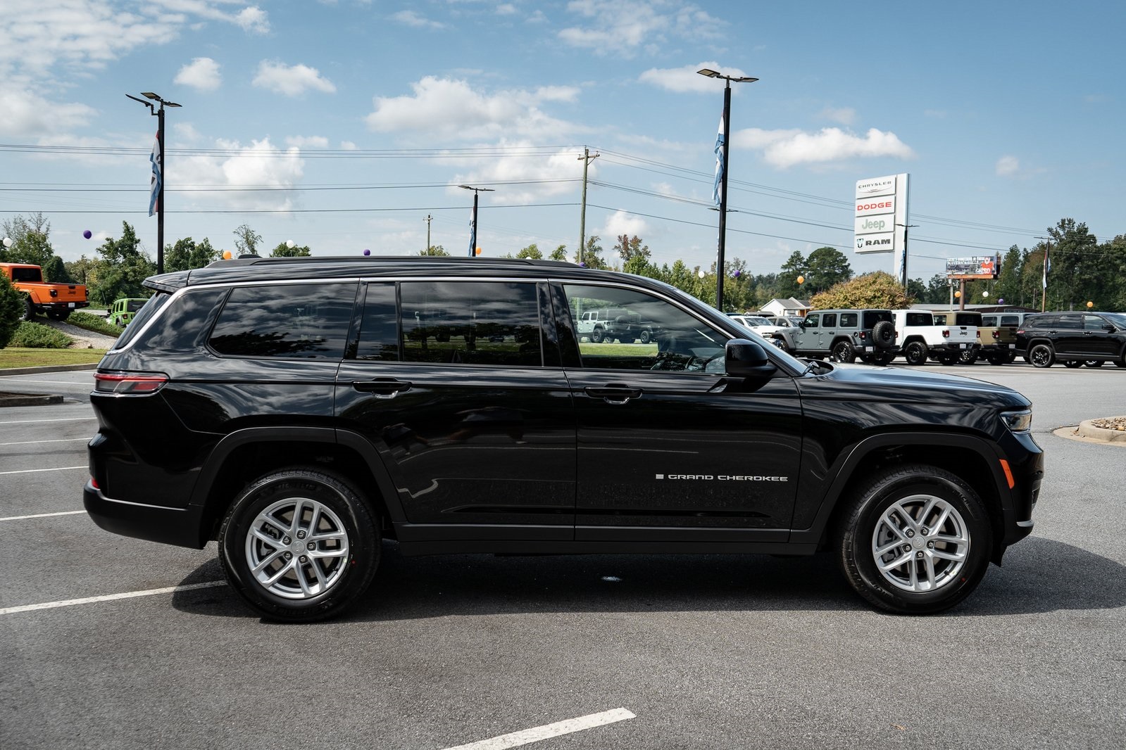2025 Jeep Grand Cherokee Laredo Altitude photo 10