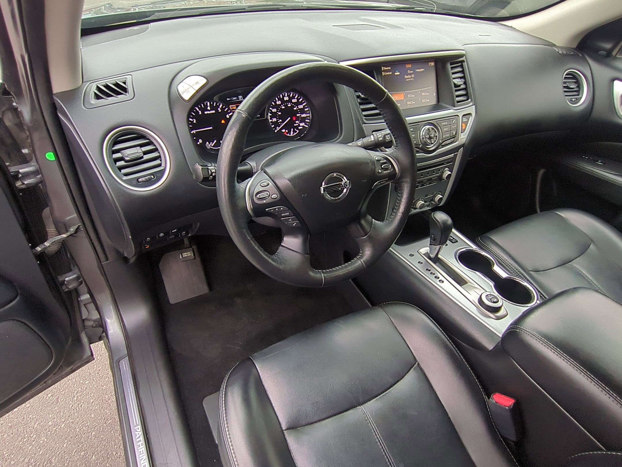 2019 Nissan Pathfinder SL photo 13