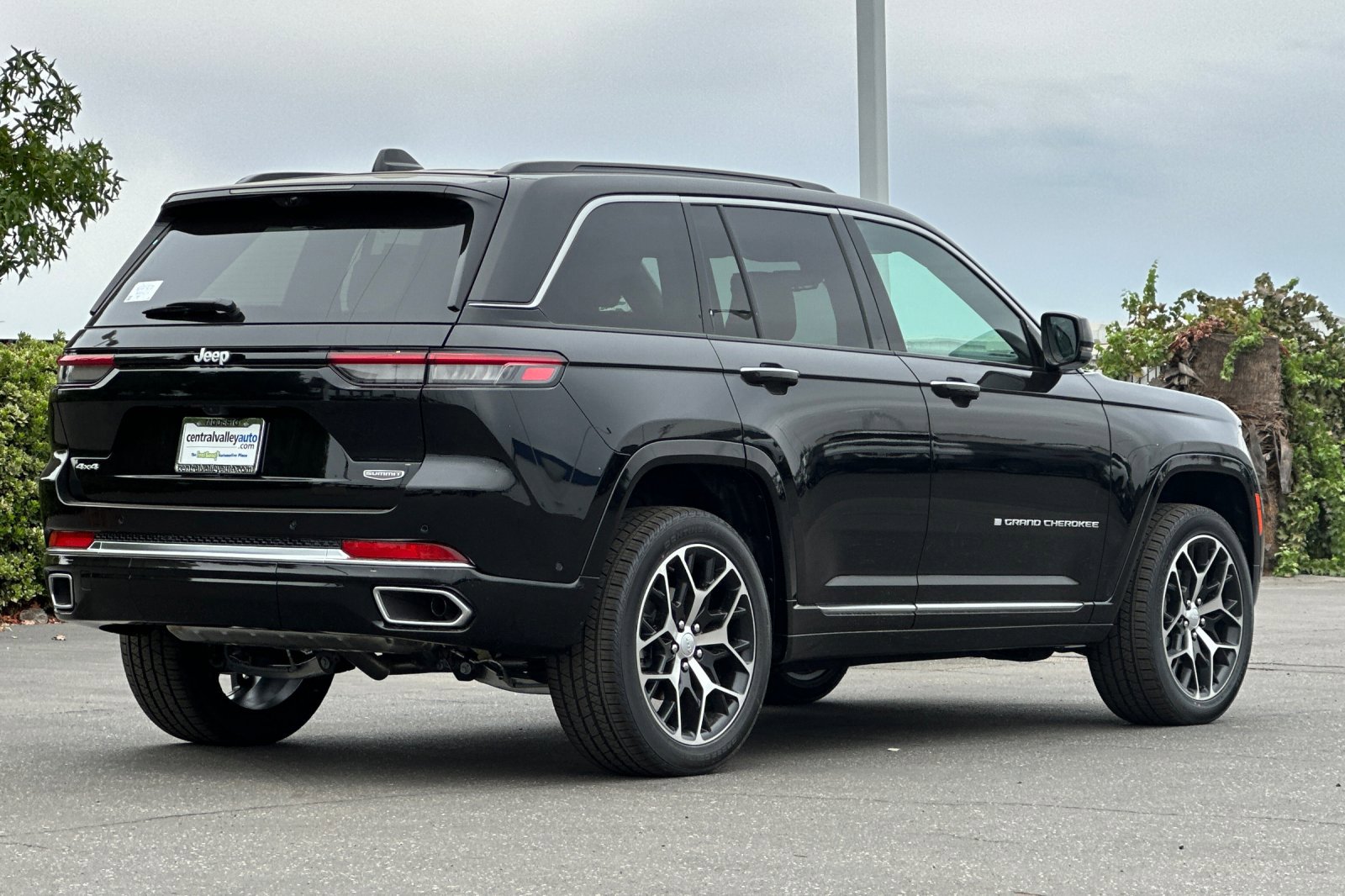 2025 Jeep Grand Cherokee Summit Reserve photo 4