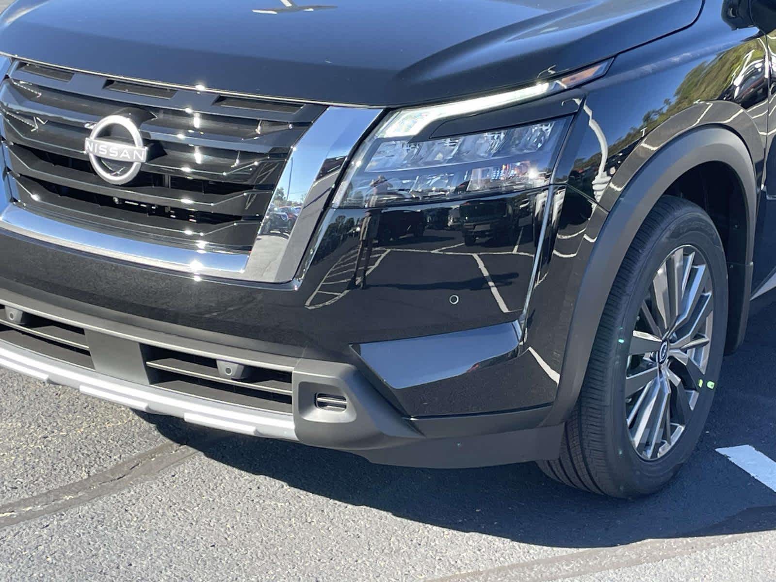 2025 Nissan Pathfinder SL photo 9
