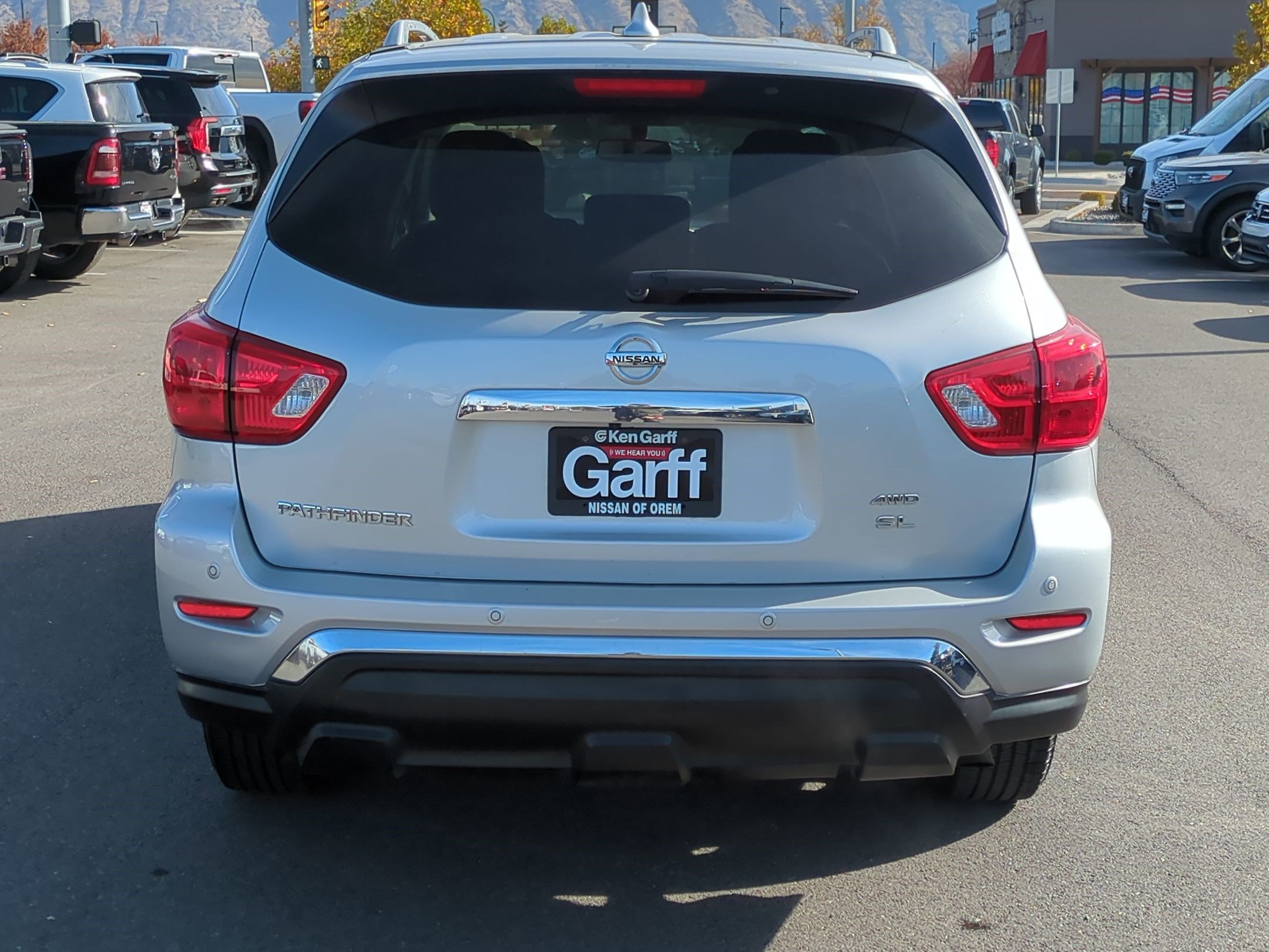 2020 Nissan Pathfinder SL photo 2
