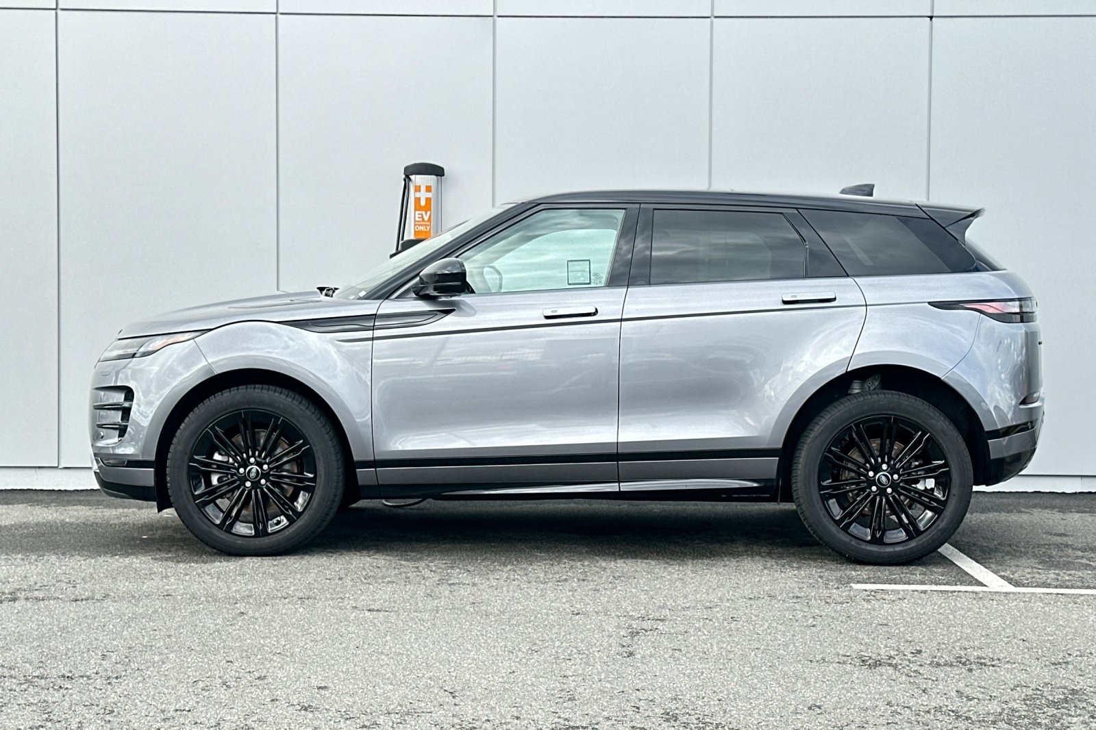 2025 Land Rover Range Rover Evoque Dynamic SE photo 2