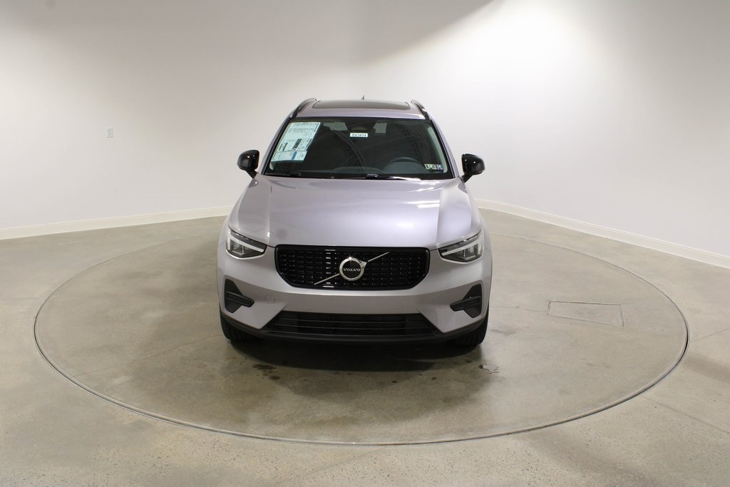 2026 Volvo XC40 Core photo 2