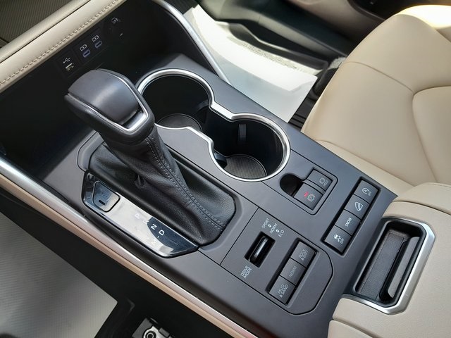 2022 Toyota Highlander XLE photo 25