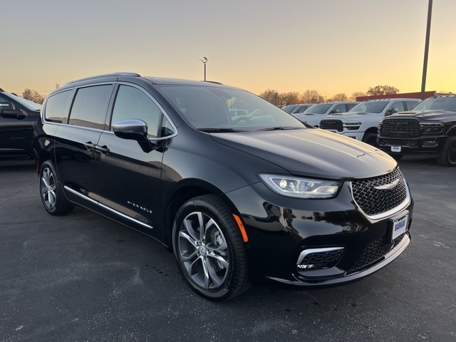 2026 Chrysler Pacifica Pinnacle's photo