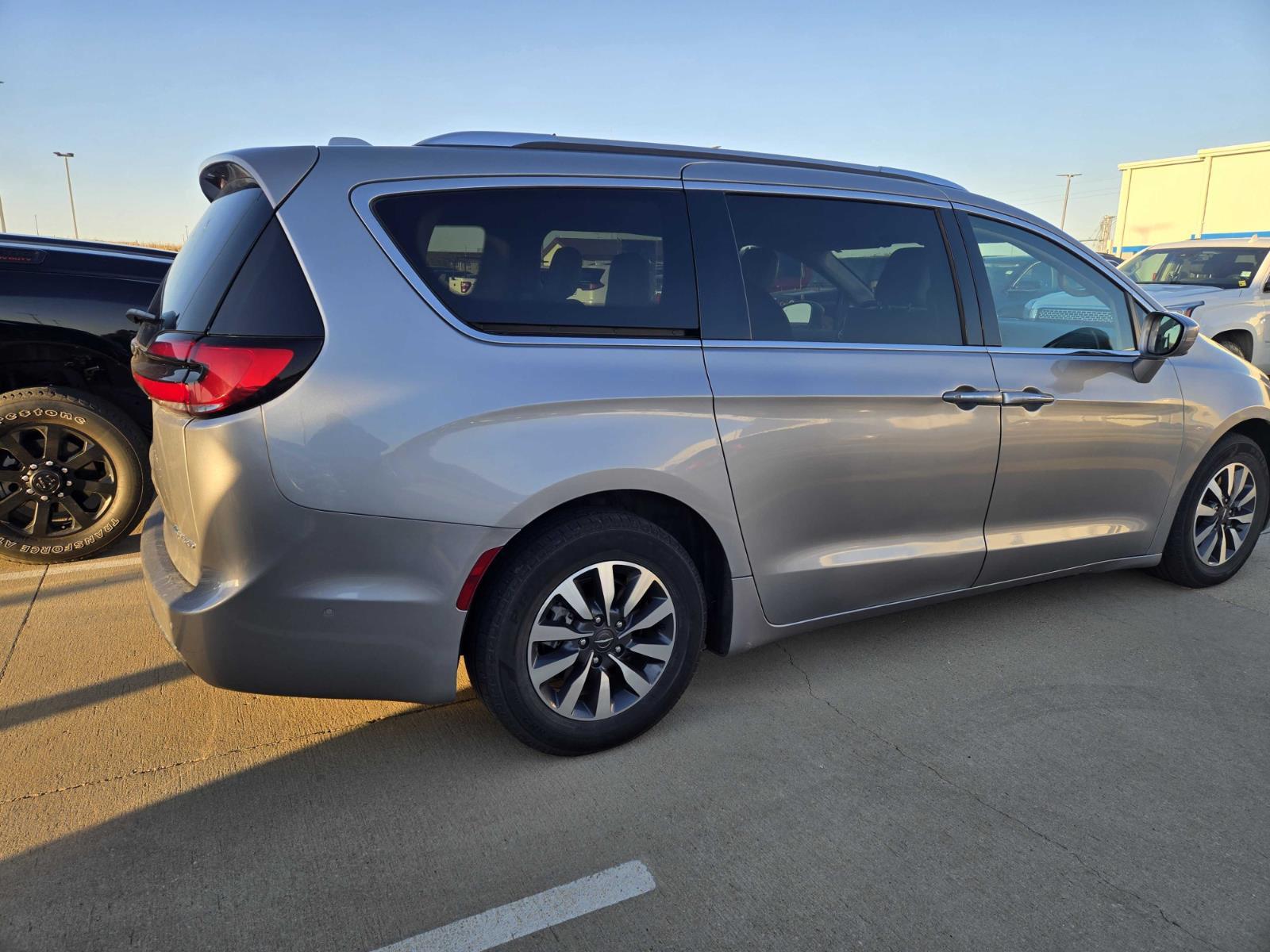 2021 Chrysler Pacifica Hybrid Touring L photo 4