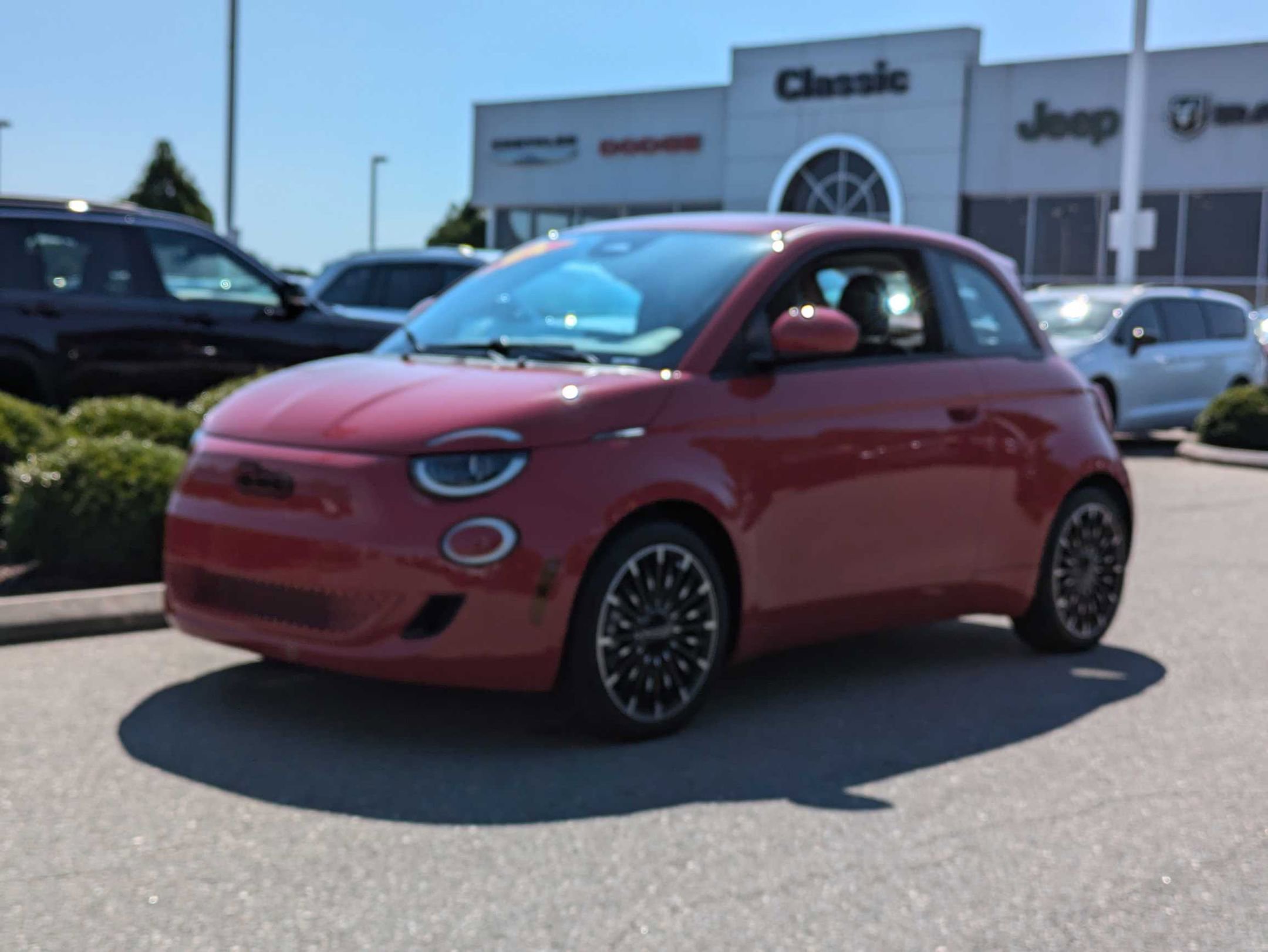 2024 Fiat 500e Red photo 13