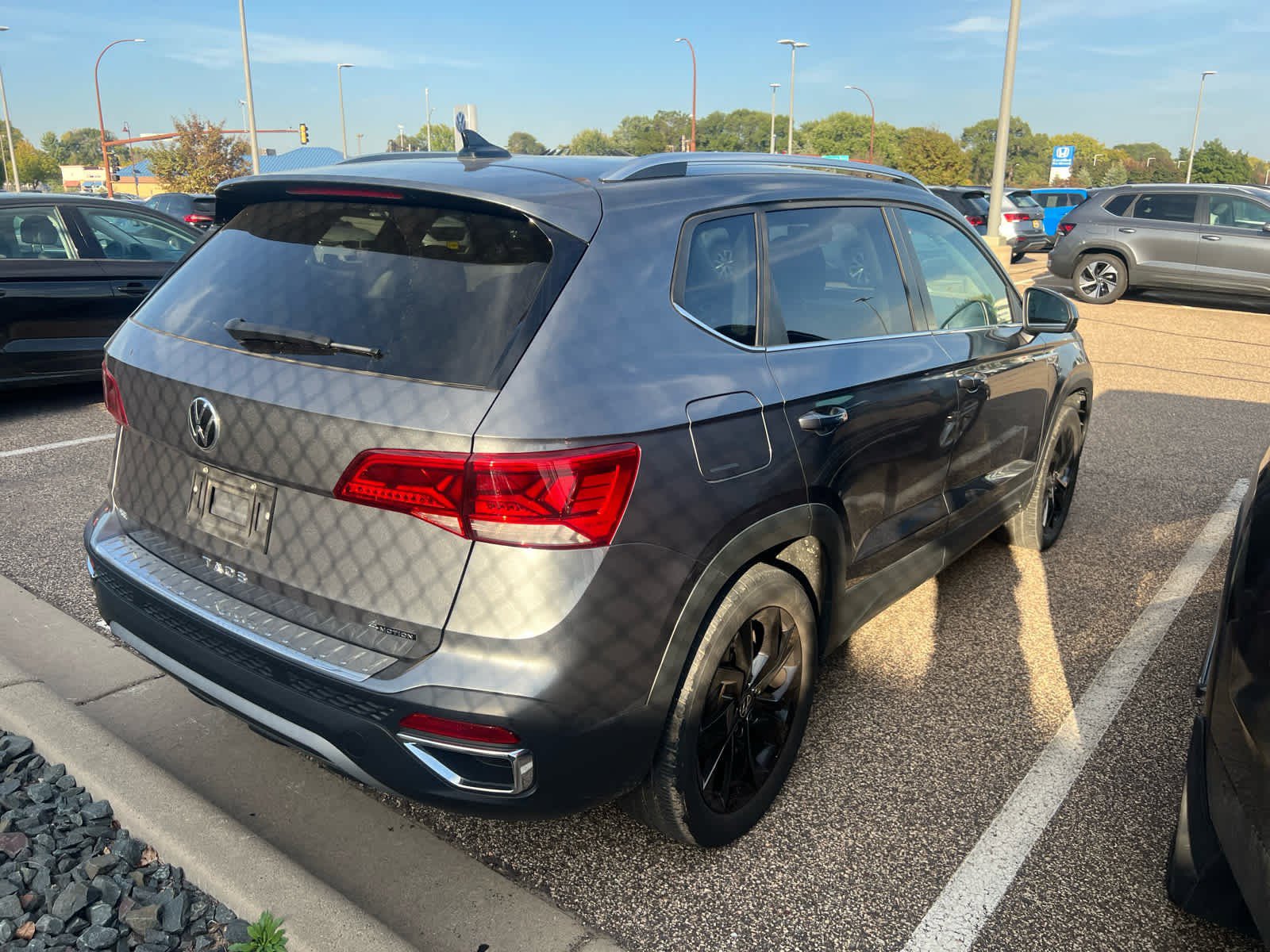 2022 Volkswagen Taos SE photo 3
