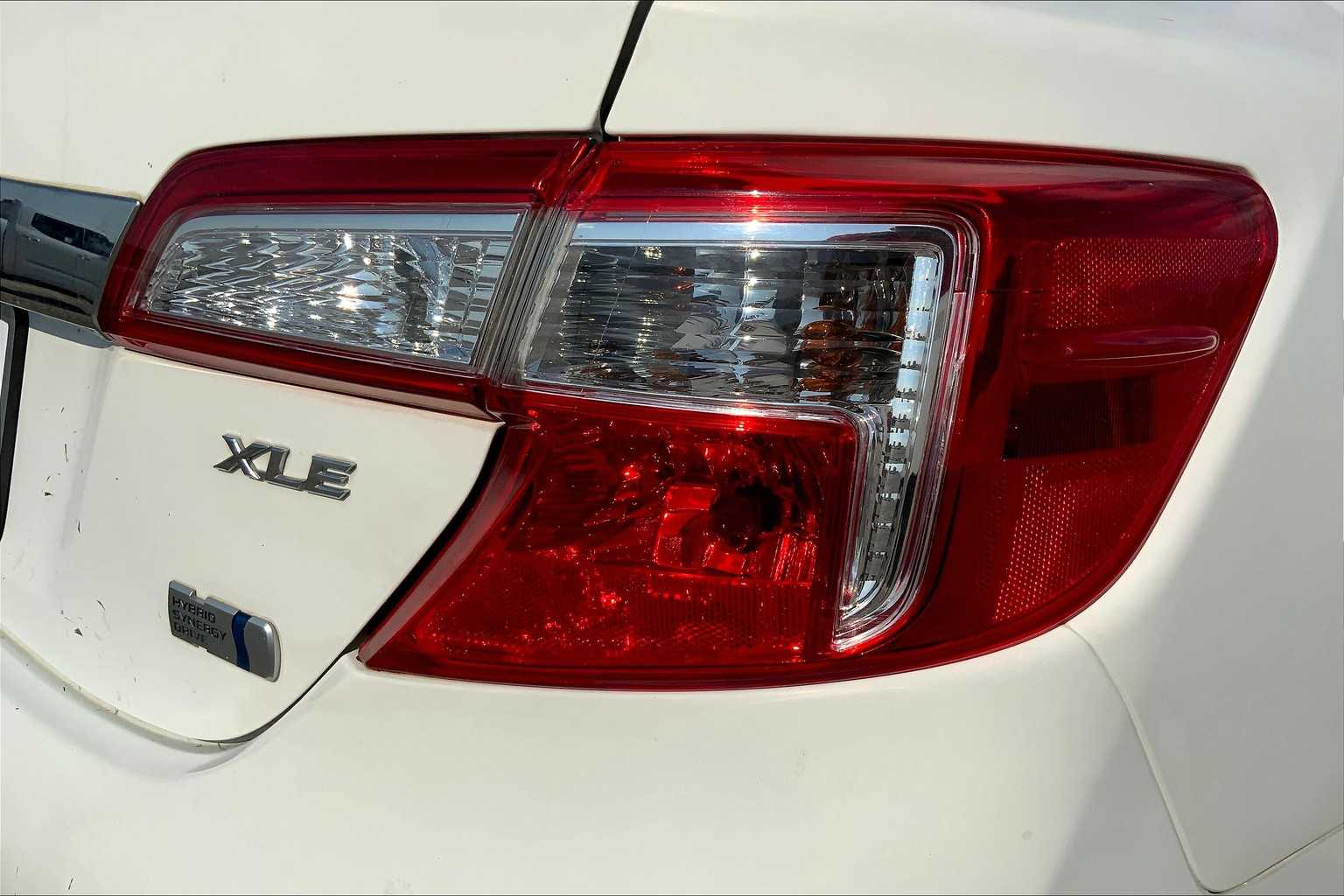2014 Toyota Camry Hybrid XLE photo 28