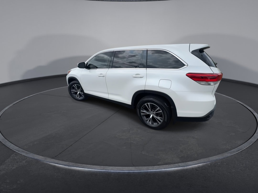 2019 Toyota Highlander LE photo 6