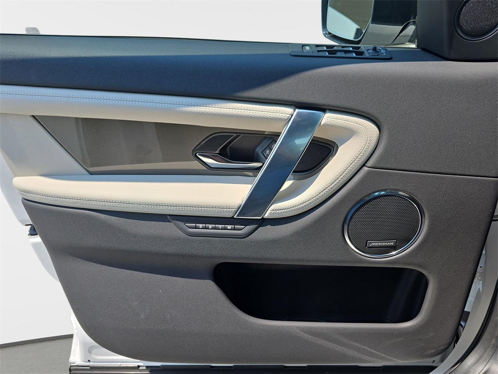 2025 Land Rover Discovery Sport SE photo 18