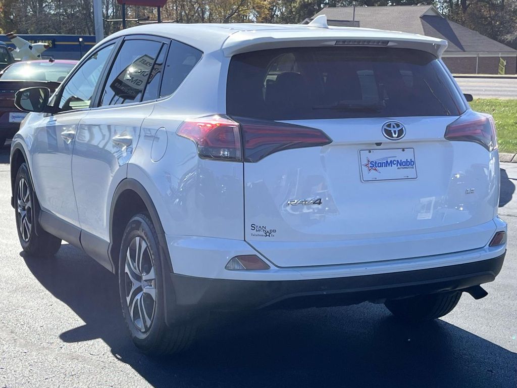 2017 Toyota RAV4 LE photo 4