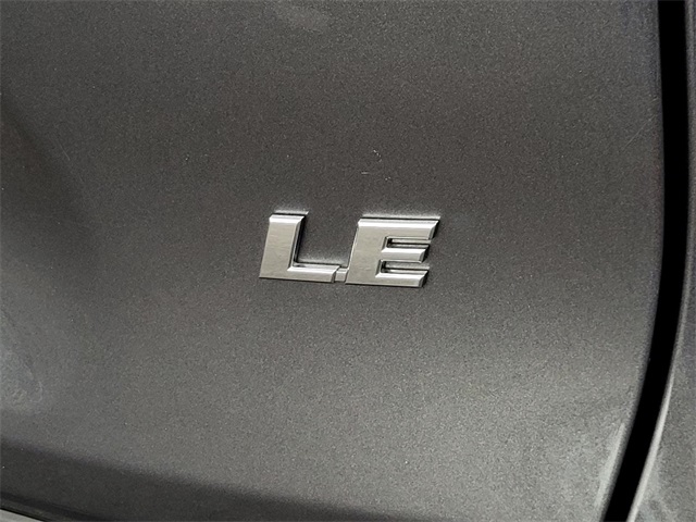 2022 Toyota RAV4 LE photo 6