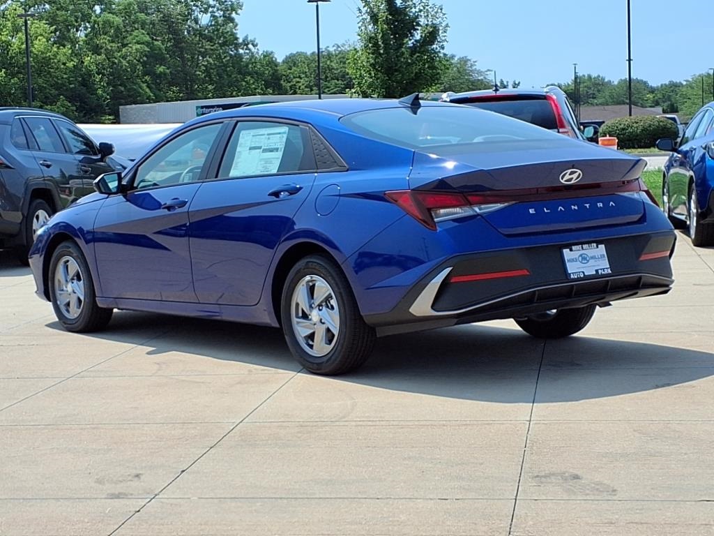 2025 Hyundai Elantra SE photo 3