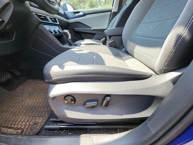 2023 Volkswagen Taos SE photo 8