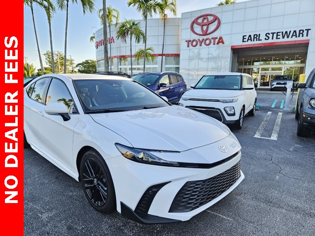 2025 Toyota Camry SE's photo