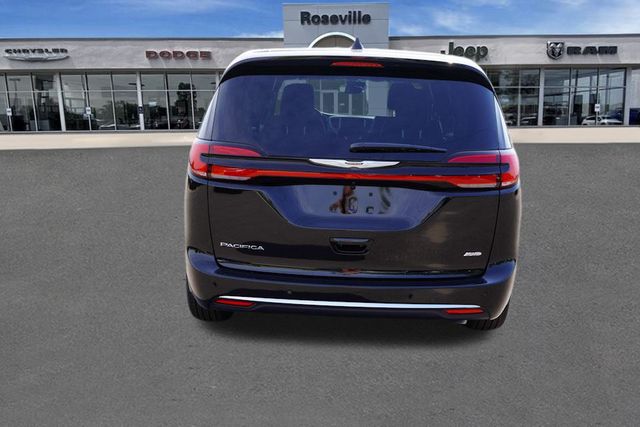2026 Chrysler Pacifica photo 4
