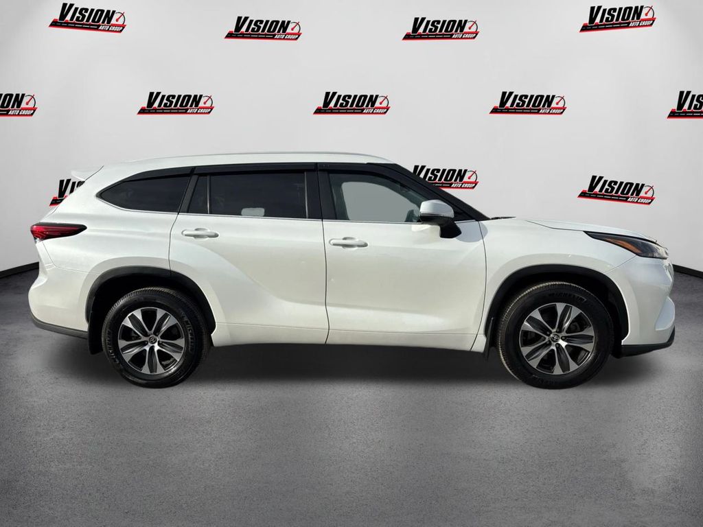 2023 Toyota Highlander XLE photo 4