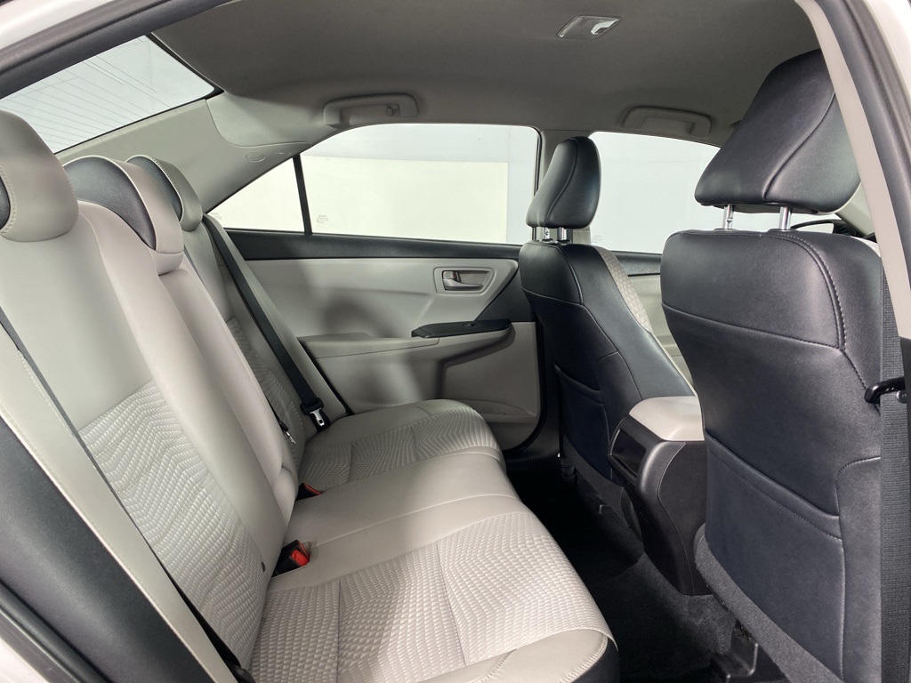 2015 Toyota Camry SE photo 22