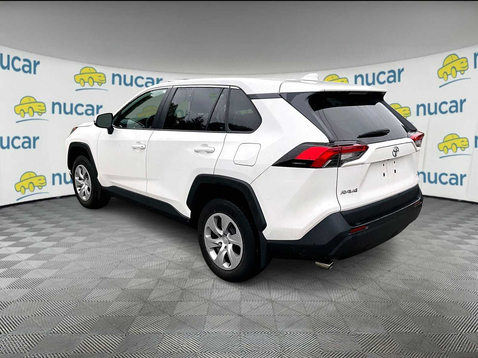 2022 Toyota RAV4 LE photo 3