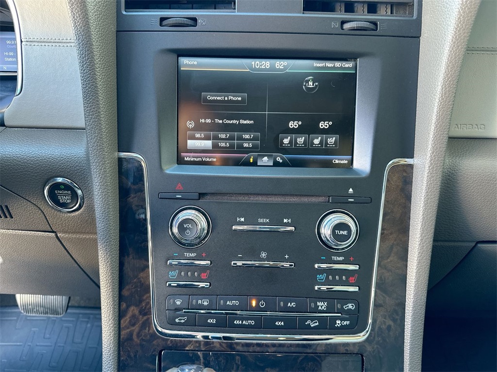 2015 Lincoln Navigator Base photo 3