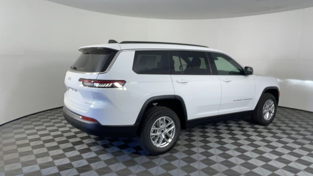 2025 Jeep Grand Cherokee Laredo photo 3