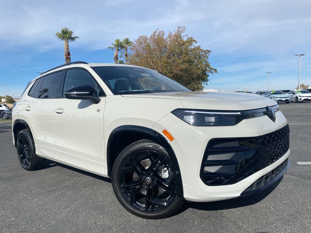 2025 Volkswagen Tiguan SE R-LINE BLACK's photo