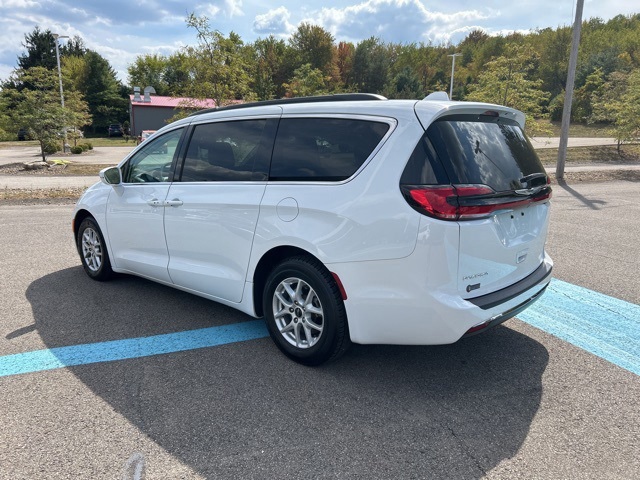 2022 Chrysler Pacifica Touring L photo 3