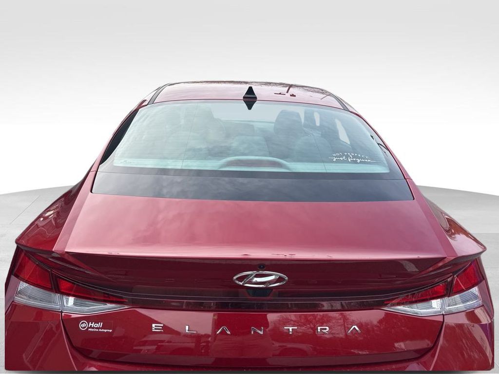 2023 Hyundai Elantra SEL photo 4