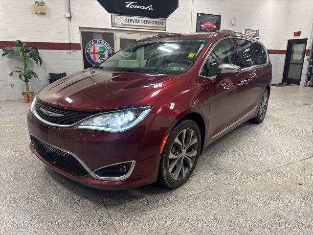 2017 Chrysler Pacifica Limited's photo