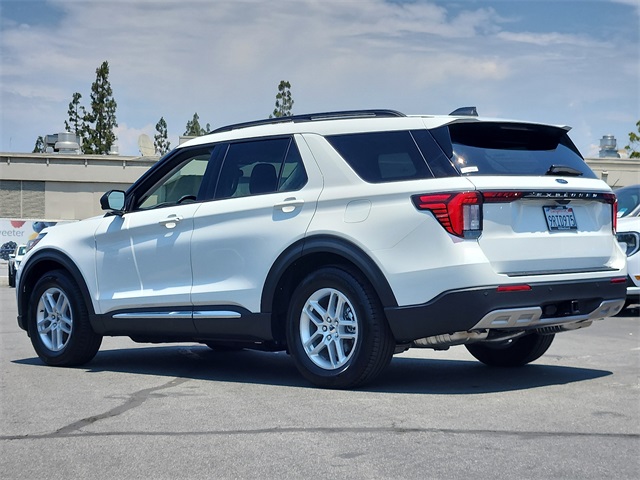 2025 Ford Explorer photo 2
