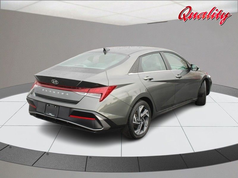 2025 Hyundai Elantra SEL Convenience photo 3