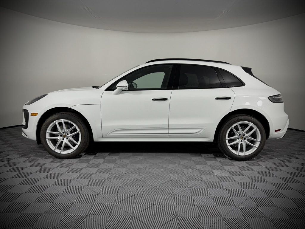 2025 Porsche Macan T photo 2