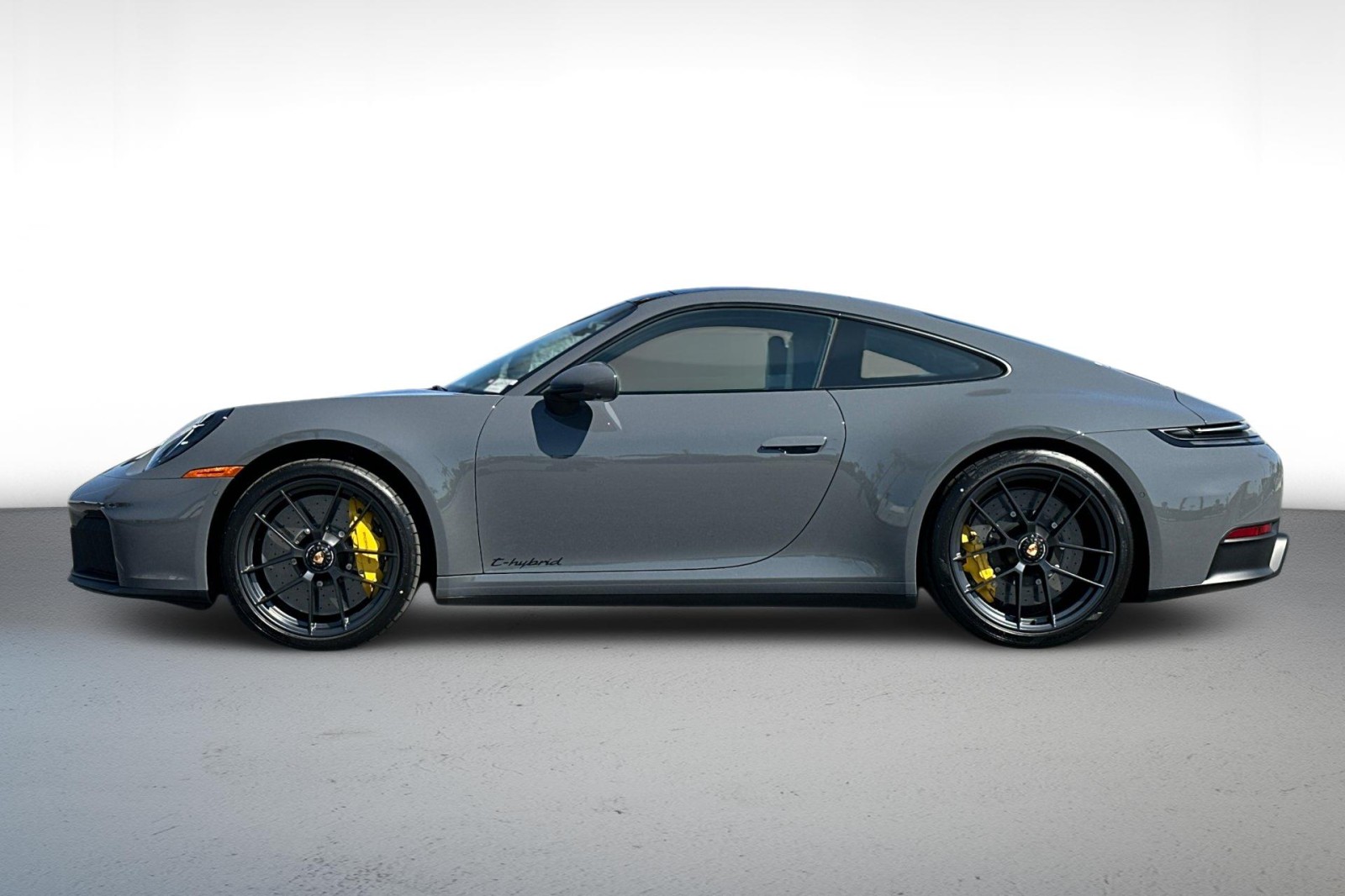 2025 Porsche 911 GTS photo 2