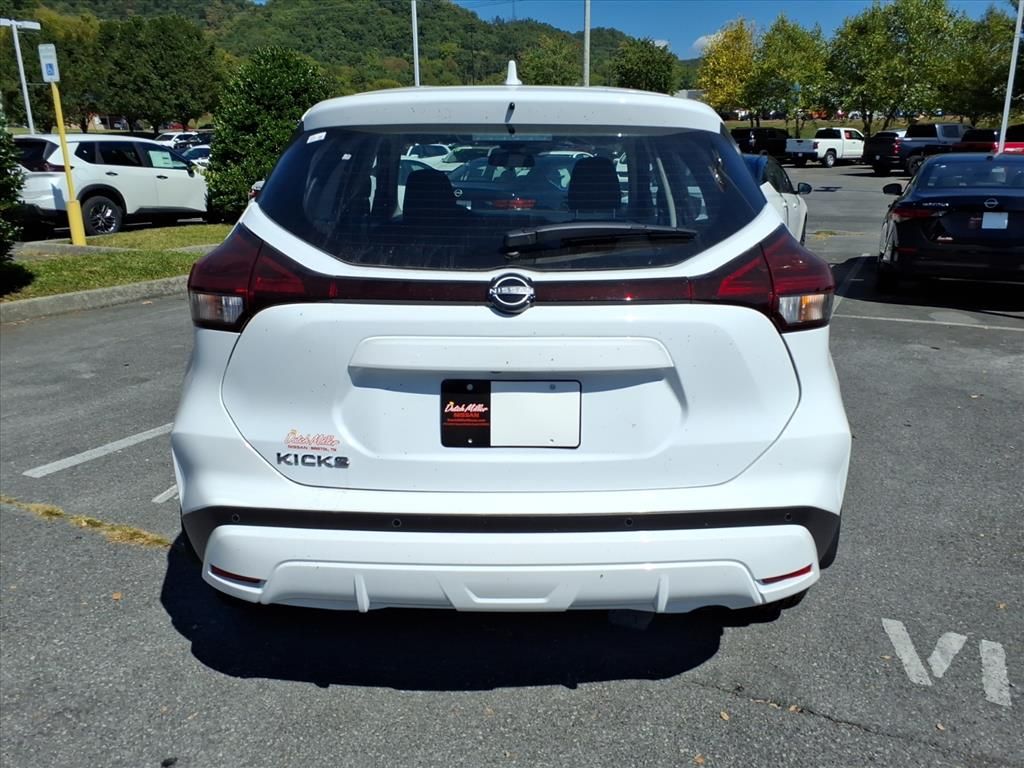 2025 Nissan Kicks Play S photo 3