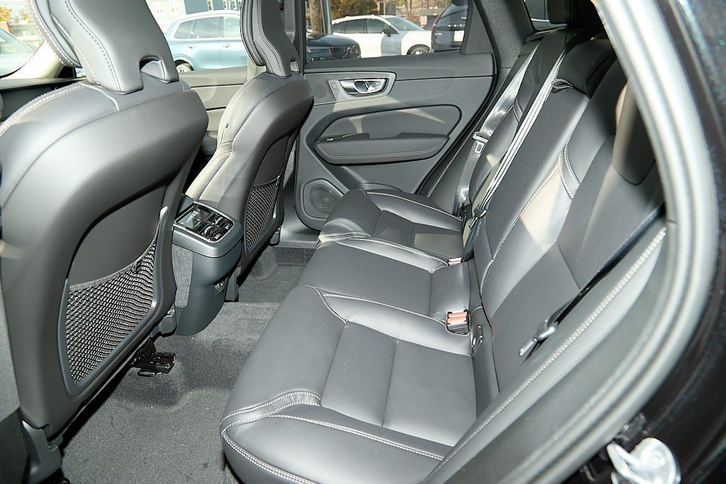 2026 VOLVO XC60 - Image 17