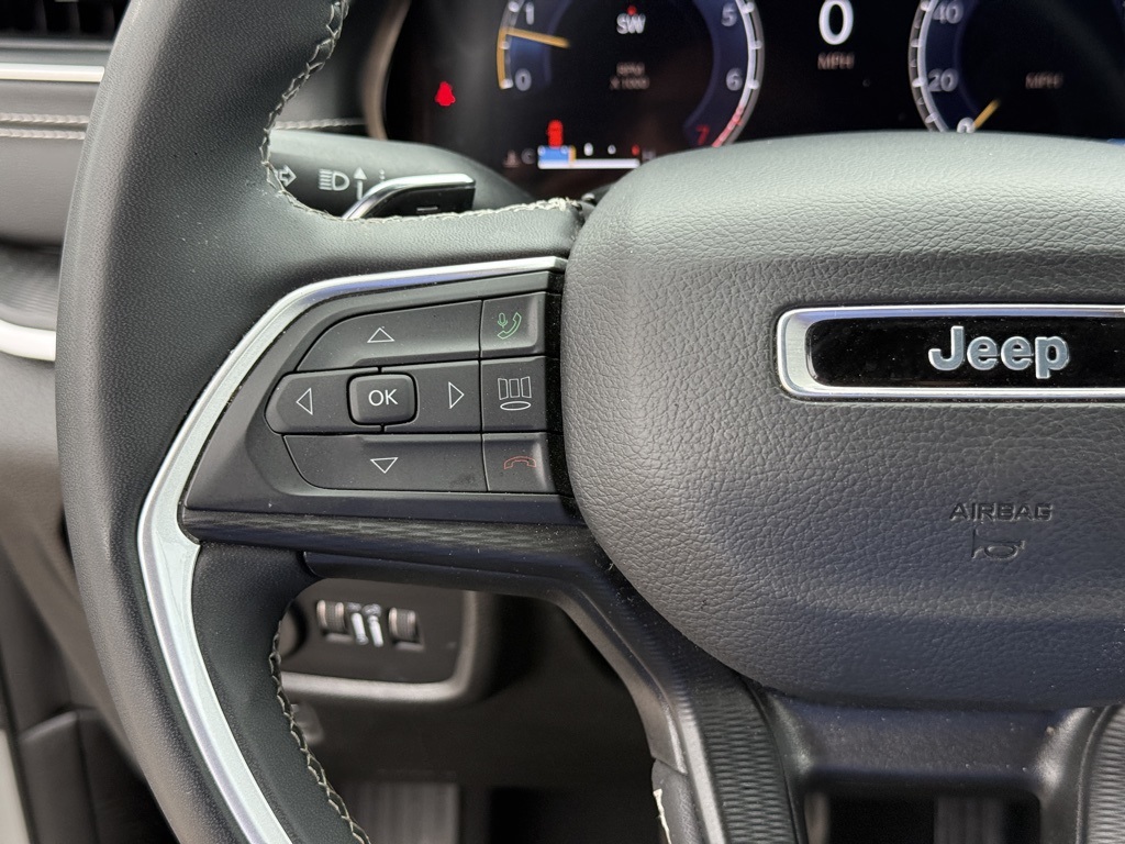 2023 Jeep Grand Cherokee Altitude photo 3
