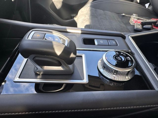 2024 Mitsubishi Outlander photo 36