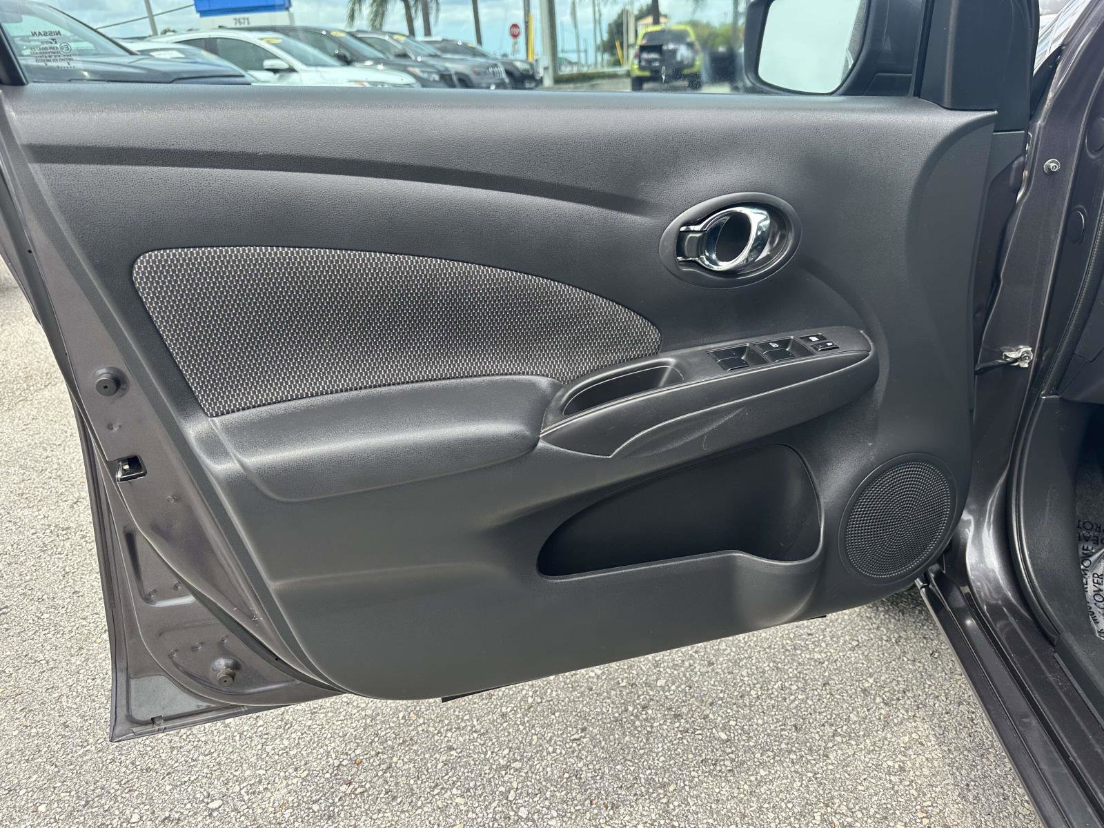 2015 Nissan Versa SV Sedan photo 14