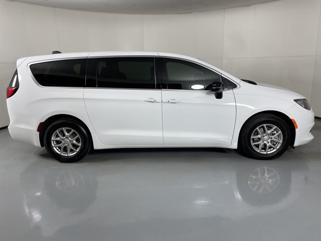 2026 Chrysler Voyager LX photo 9