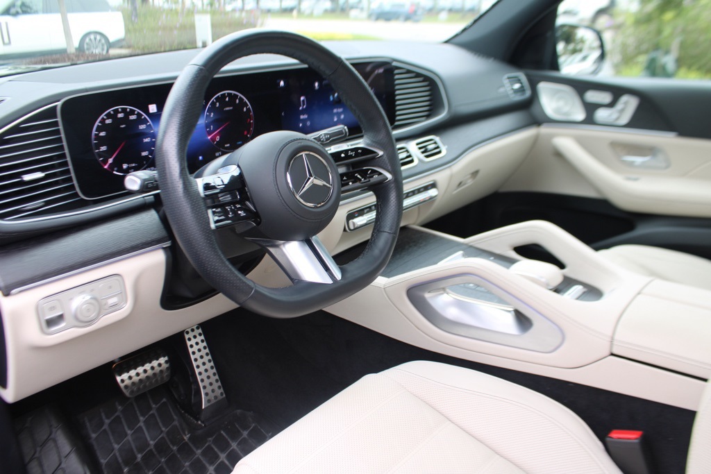 2025 Mercedes Benz GLS 450 4MATIC photo 3