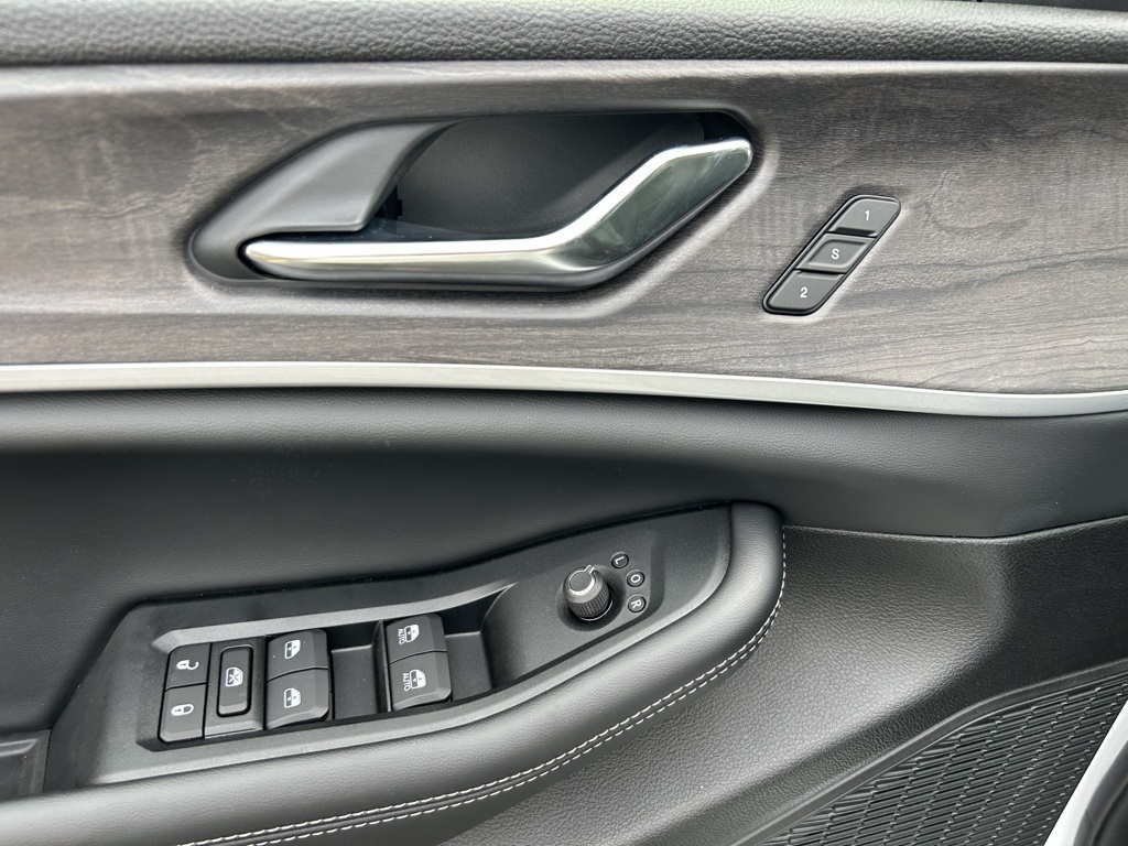 2025 Jeep Grand Cherokee Limited photo 11