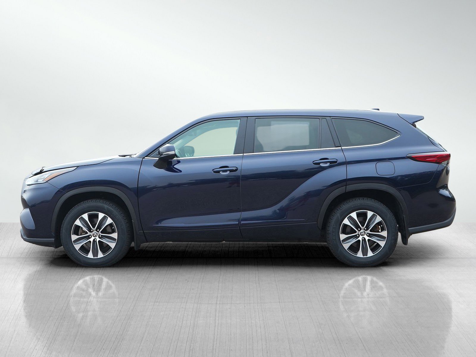 Used 2021 Toyota Highlander XLE with VIN 5TDGZRBH7MS546485 for sale in Bloomington, Minnesota