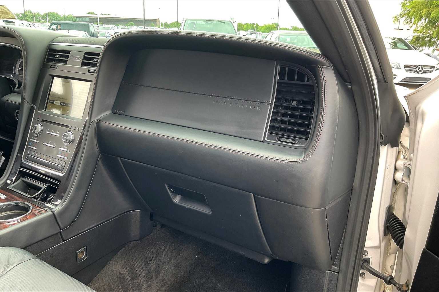 2017 Lincoln Navigator L Reserve photo 17